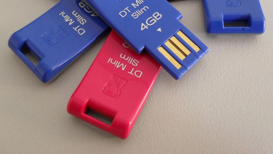 Acest breloc USB îți poate FURA TOATE DATELE din computer. Iată cum funcționează!