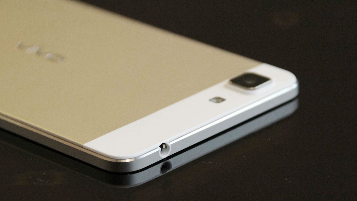 Chinezii au CEL MAI SUBȚIRE telefon din lume. Iată cum arată dezasamblat!