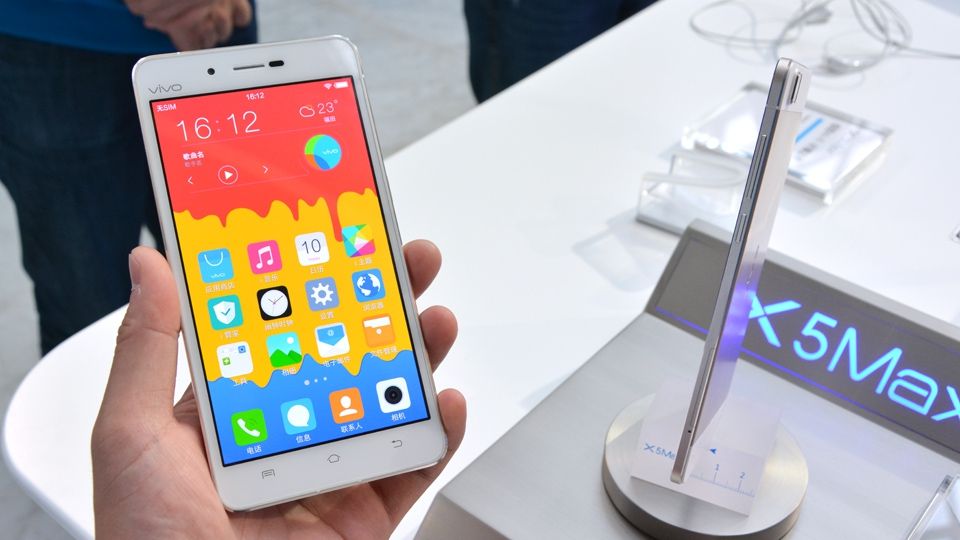 Chinezii prezintă cel mai subţire telefon din lume. Are numai 4,75 milimetri grosime!