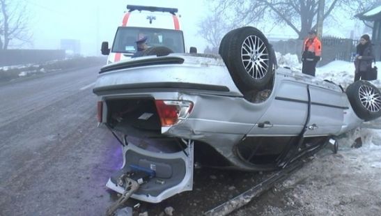 ACCIDENT incredibil. Un șofer a scăpat cu zile, după ce și-a făcut mașina praf 