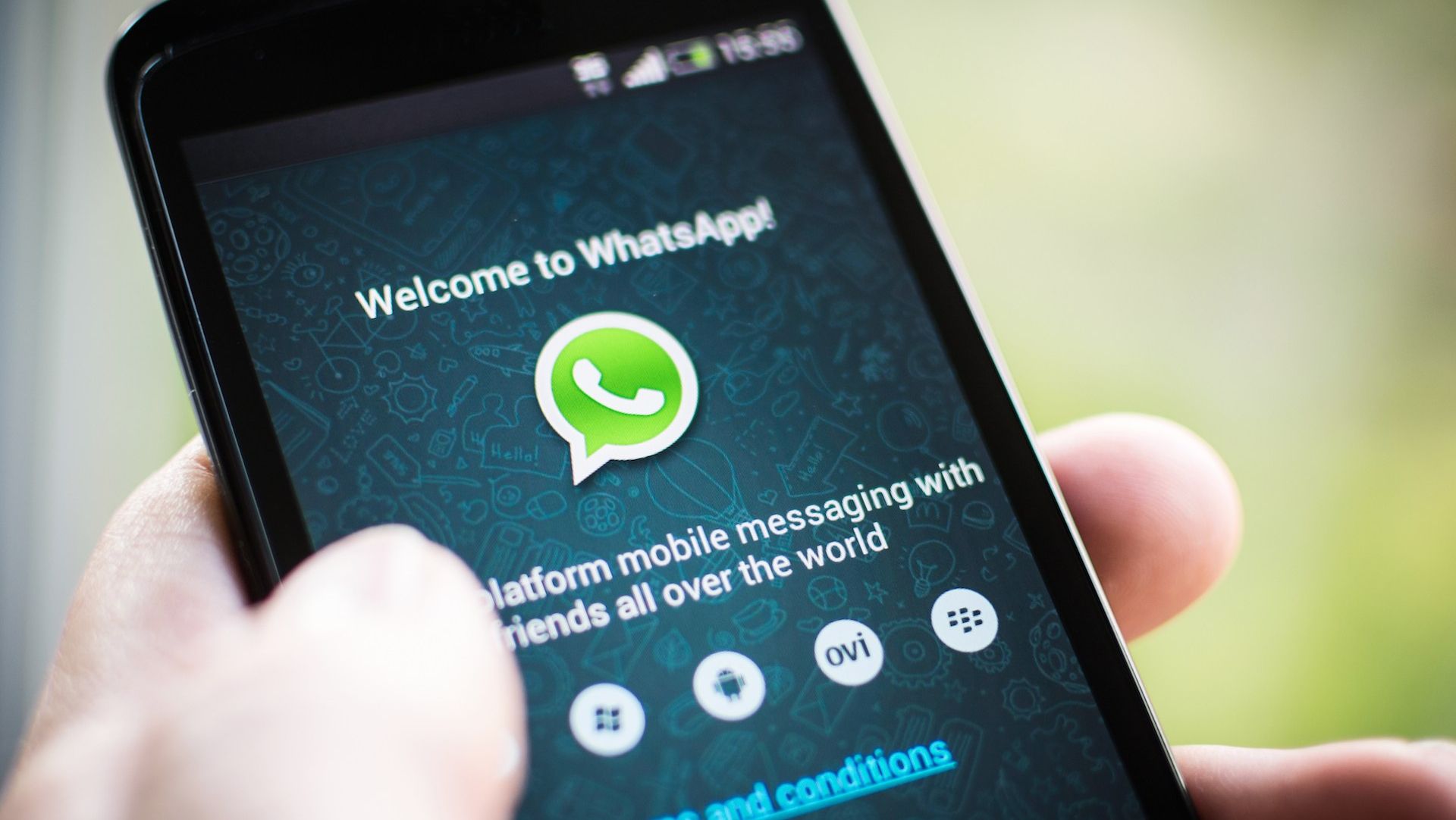 Folosești WhatsApp? După ce A DISTRUS SMS-urile, va da peste cap și apelurile vocale. Iată cum!