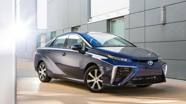 Comenzi peste așteptări pentru Mirai, prima maşină de serie alimentată cu hidrogen