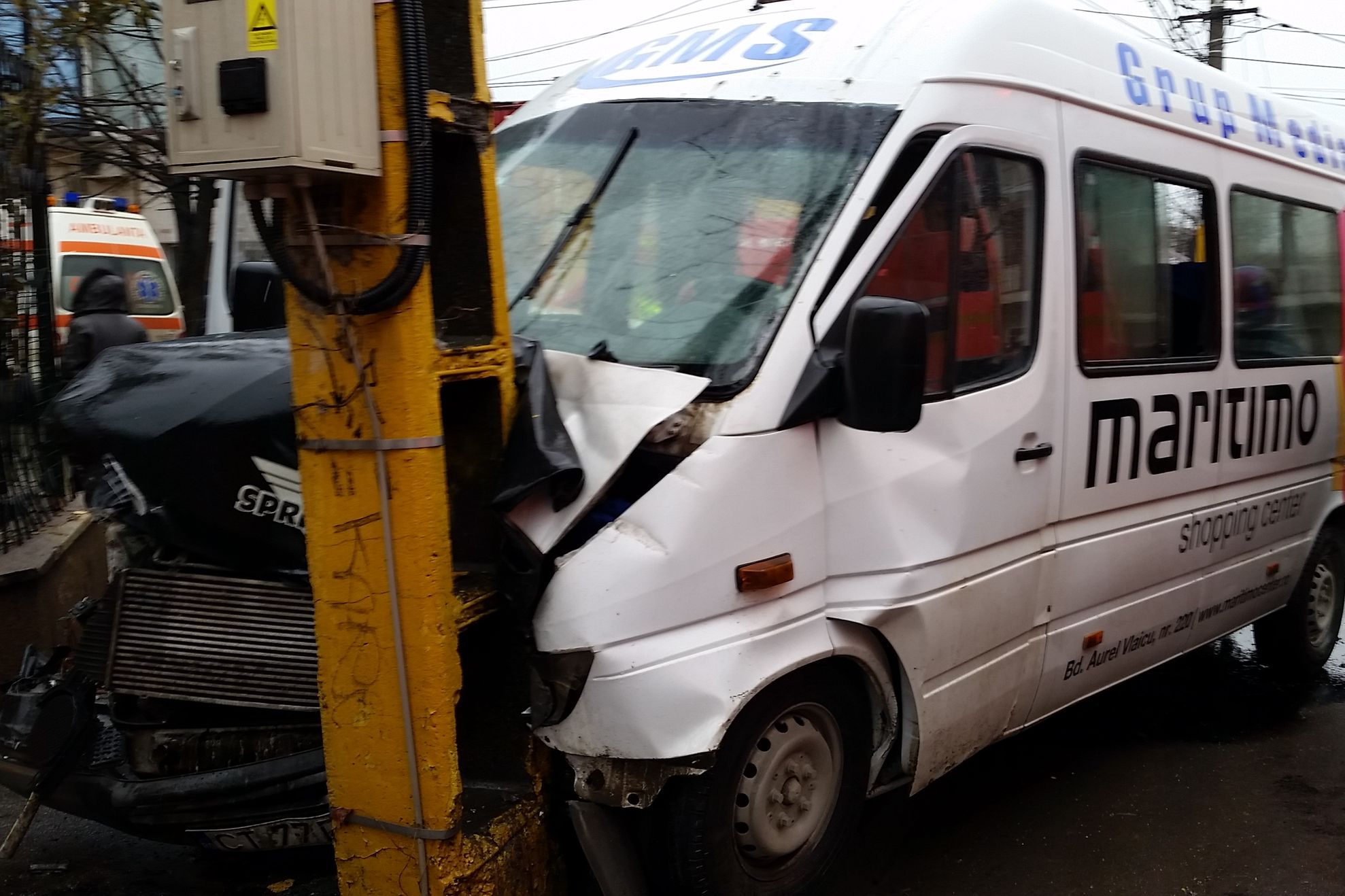 Accident cumplit la Constanţa: 21 de victime. Microbuz cu călători, proiectat în stâlp