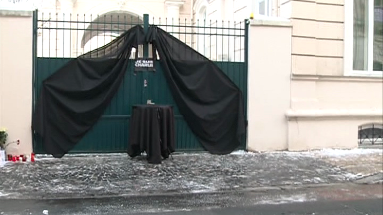 Manifestaţie pentru omagierea victimelor de la Charlie Hebdo, sâmbătă, la Ambasada Franţei 
