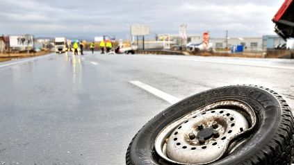 ACCIDENT TERIBIL: Două persoane au murit după ce un autoturism s-a ciocnit cu un autobuz pe DN 3B