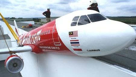 O parte din epava avionului AirAsia prăbuşit în Marea Java a fost scoasă la suprafaţă