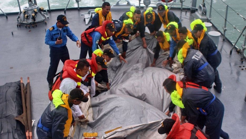 AVION AIRASIA PRĂBUŞIT: Descoperirea INCREDIBILĂ a echipelor care caută epava