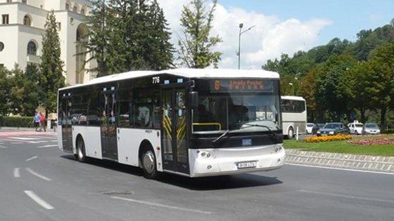 Trei răniţi într-un accident în care a fost implicat un autobuz al regiei locale de transport Braşov