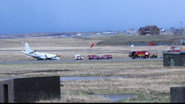 AVION de pasageri, SCOS de pe pistă de vântul puternic: doi răniţi 