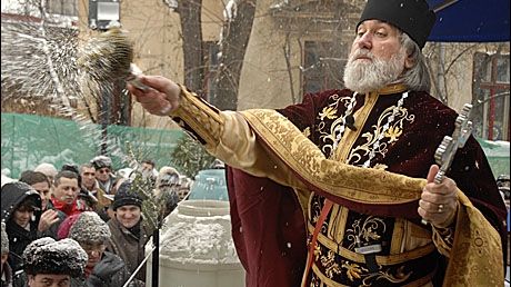 Boboteaza. Care e legătura între sfințirea caselor și "arătarea urâtă și rea"