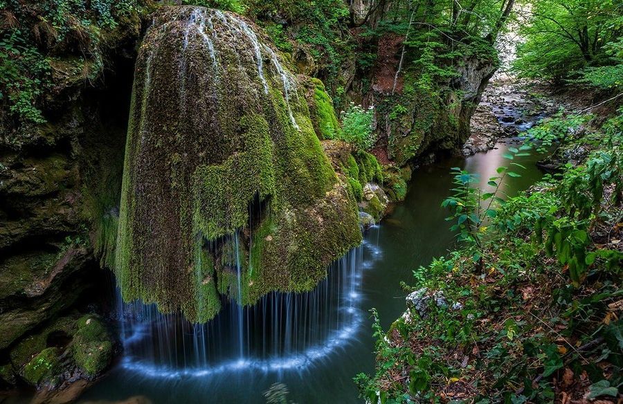 Fotografiile începutului de 2015. O superbă CASCADĂ, învăluită în gheaţă