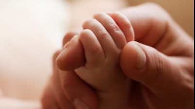 Ce trebuie să facă părinţii pentru a primi concediu şi indemnizaţie de creştere a copilului