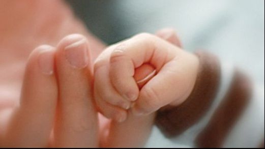 BEBELUŞ ABANDONAT pe scările unei clinici private din Sibiu