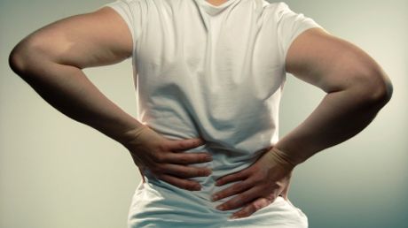 Te chinuie DURERILE de SPATE? Iată cinci exerciții care te SCAPĂ DE DURERI
