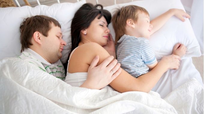 Nu mai dormi pe partea dreapta! Uite de ce trebuie să dormi pe partea stângă