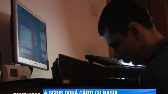 El este tânărul din Botoşani care a scris două cărți cu nasul, pentru că nu își poate folosi mâinile