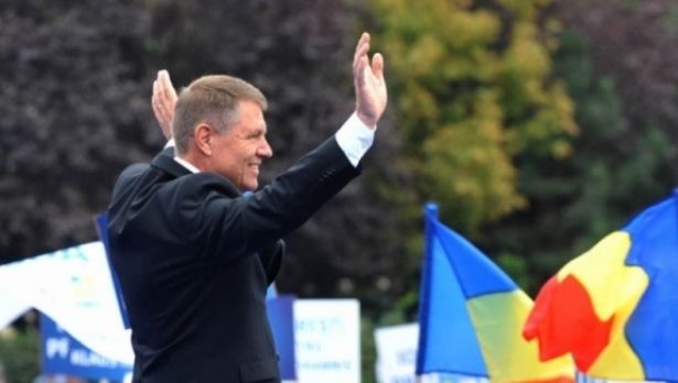 Klaus Iohannis s-a prins în Hora Unirii, la Iași. IMAGINI FABULOASE