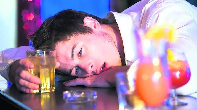 Trucuri şi sfaturi care te ajută să scapi de mahmureală