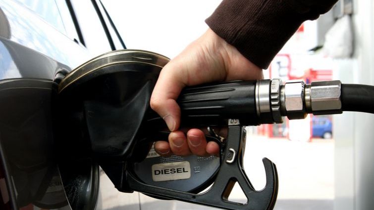 Ţeapă pentru şoferi. Au alimentat cu apă, în loc de motorină! Poliţiştii au intrat în alertă