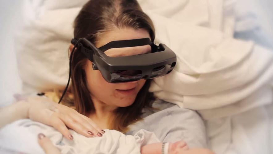Miracolul tehnologiei! O mamă nevăzătoare și-a privit copilul pentru prima dată