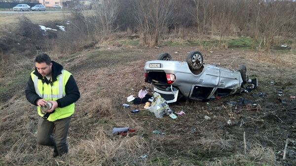Accident grav în Timiş. O maşină s-a răsturnat după ce s-a lovit de un ciot