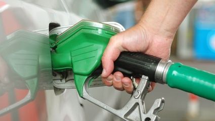 Veste bună pentru şoferi! Motorina este mai ieftină cu 3 procente decât benzina 