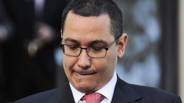 Ponta şi "blestemul" doctoratului. Premierul, trădat de propriul ministru?