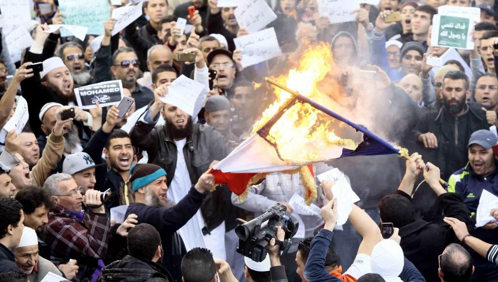 Proteste marcate de violență în lumea musulmană față de caricaturile din Charlie Hebdo 