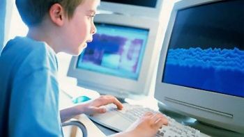 200 de euro, ajutor pentru elevii care vor să îşi cumpere un calculator. Cum poţi primi banii