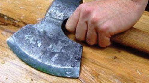 Miracolul zilei: Un veteran de război de 92 de ani a pus pe fugă un hoţ înarmat cu un topor – VIDEO