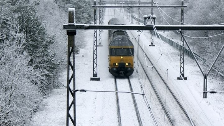 Trenurile de călători au ÎNTÂRZIERI de până la o oră, din cauza gerului