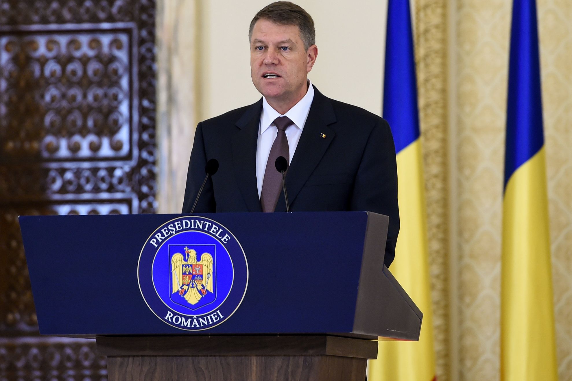 Klaus Iohannis a cerut revocarea ministrului de Finanţe Darius Vâlcov, urmărit penal