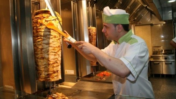 Românii care iau masa în oraş preferă shaorma şi McDonald's
