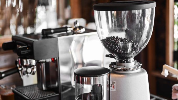 Cum cureţi cafetiera şi filtrul de cafea