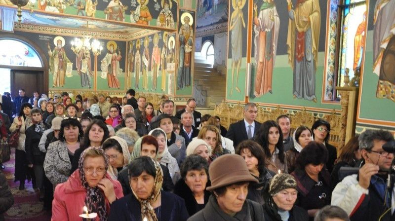 Sfaturile Bisericii Ortodoxe Române, în contextul coronavirus: 'Beți apă sfințită și faceți semnul crucii în fiecare dimineață'