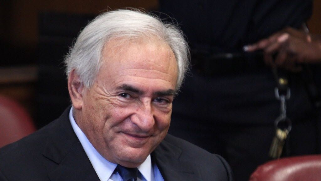 Dominique Strauss Khan, gest scandalos, în procesul în care este acuzat de proxenetism