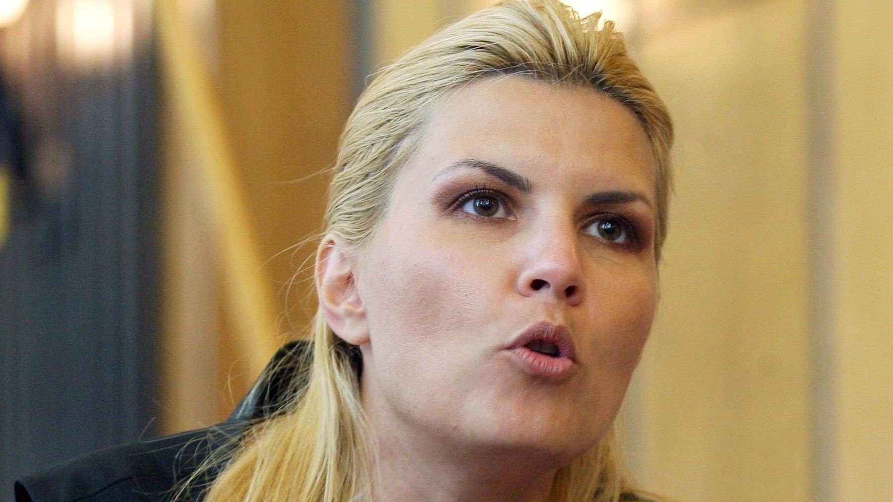 Vizită surpriză pentru Elena Udrea. Cine i-a adus flori în arest, de Valentine's Day