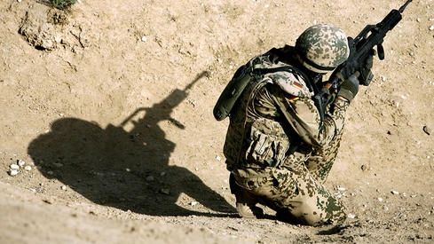Putin moare de râs. Soldaţii NATO s-au antrenat cu cozi de mături în loc de mitraliere 