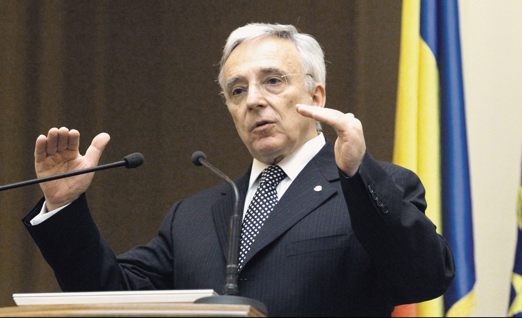 Mugur Isărescu, avertisment pentru bănci: Există o revoltă a populaţiei