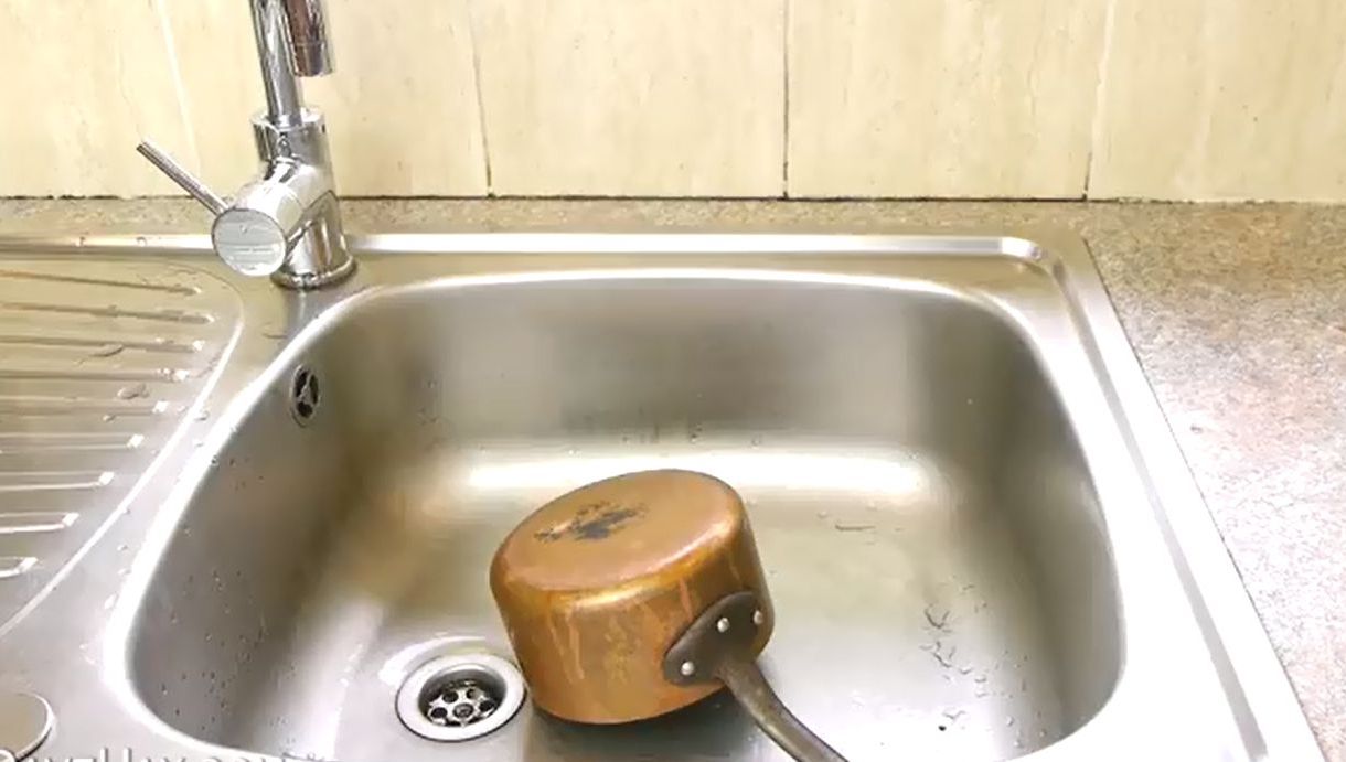 Truc spectaculos: Toarnă sare şi oţet pe fundul unui vas murdar. Ce urmează este incredibil