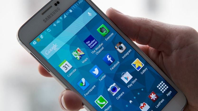 Samsung lansează în martie două noi versiuni ale smartphone-ului Galaxy, una cu ecran şi pe laterale