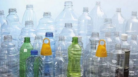 Ce bacterii se găsesc în sticlele de plastic? Nu o să le mai refoloseşti niciodată!