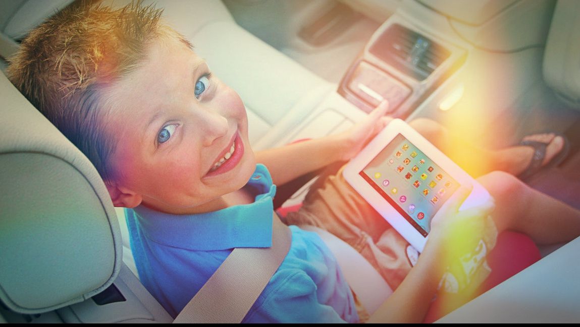 Elevii vor primi, la cerere, un laptop sau o tabletă