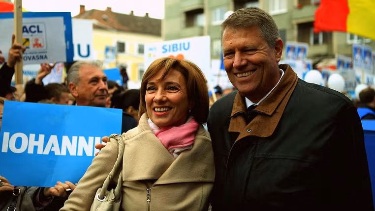 Tinerii care au speriat-o pe Carmen Iohannis sunând noaptea la interfon, găsiţi. Cine sunt