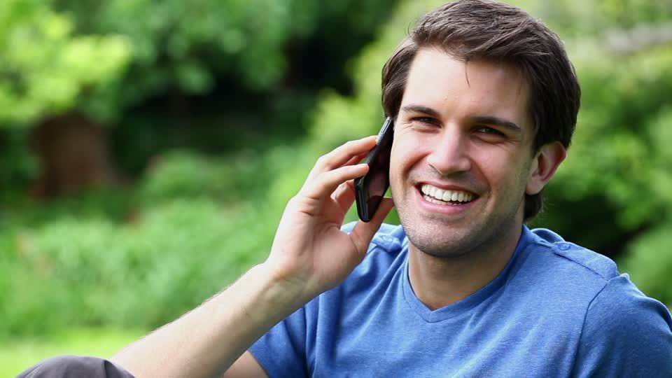 Telefonul mobil ne poate face riduri oricât de tineri am fi