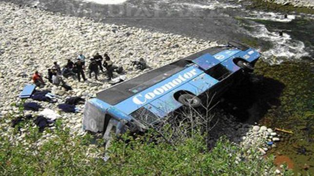 Accident teribil cu 20 de morţi. Un autobuz, prăbușit într-o prăpastie