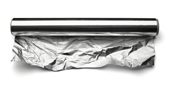 Pericolul gătitului cu folia de aluminiu. Medicii români, avertisment despre bolile provocate