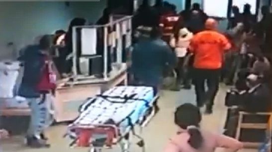 Medic bătut cu sălbăticie de rudele celui pe care îl trata, la Ploieşti. I-au fracturat un picior
