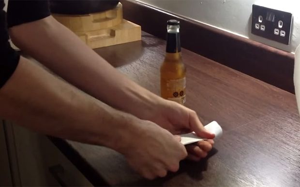 Cum deschizi o sticlă de bere doar cu o foaie A4