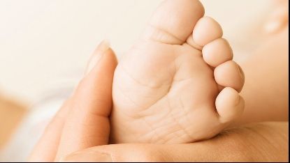 Medicii, uimiţi de semnul care i-a apărut unui bebeluş pe frunte, după naştere FOTO